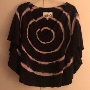 Black&Crean Tie-Dyed short Dolan sleeve crop top.